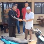 Kado Di HUT RI KE 79, Polsek Ibun Serahkan Sepeda Motor Kepada Warga
