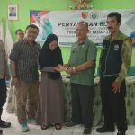 Pemdes Gunungleutik Ciparay Salurkan BLT DD Kepada 32 KPM