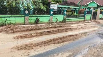 Jalan Desa Karanggintung Jadi “Kubangan Lumpur”, Warga Tuntut Kontraktor Proyek PSU Bertanggung Jawab