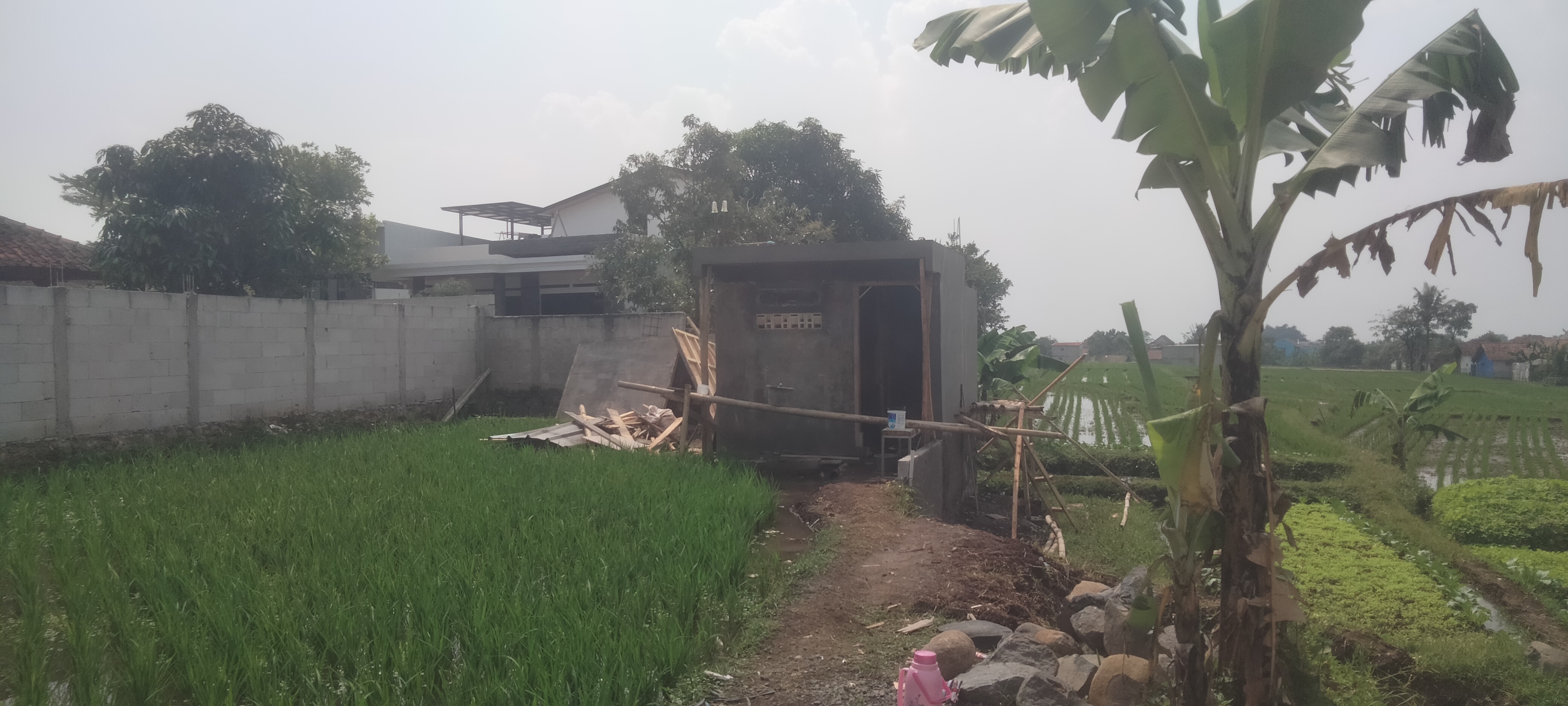‎Bangunan Siluman Untuk Pengairan Areal Pertanian Di Desa Wangisagara Majalaya Terkesan Tertutup