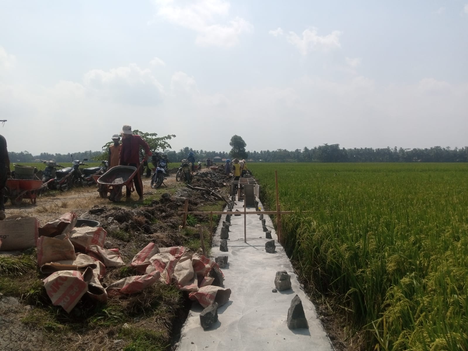 ​Dugaan Proyek Asal-Asalan, Komposisi Semen Saluran Irigasi APBN di Kedungreja Cilacap Dipertanyakan