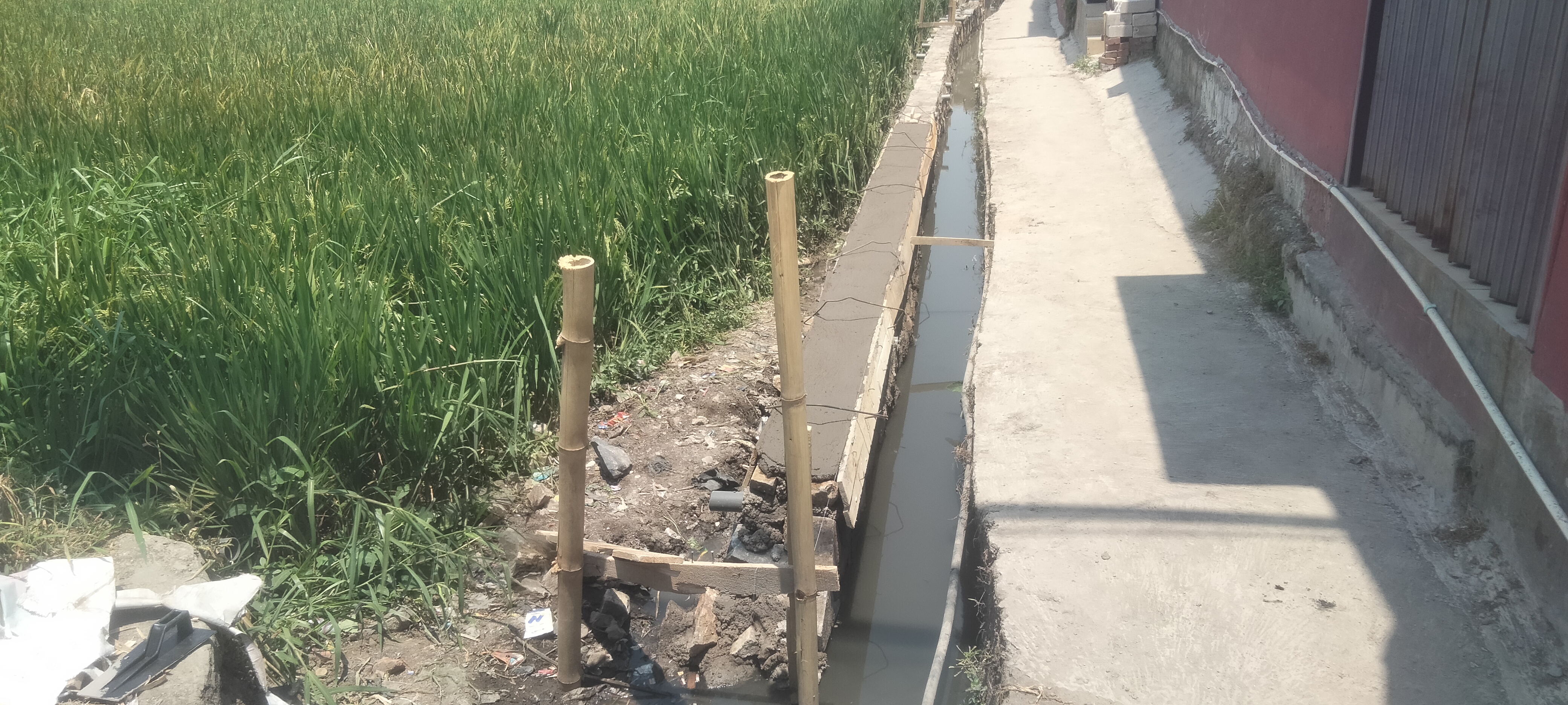 ‎Pembangunan Drainase Kmp. Rancakermit Solokanjeruk Tak Bertuan, Seolah Ditutupi