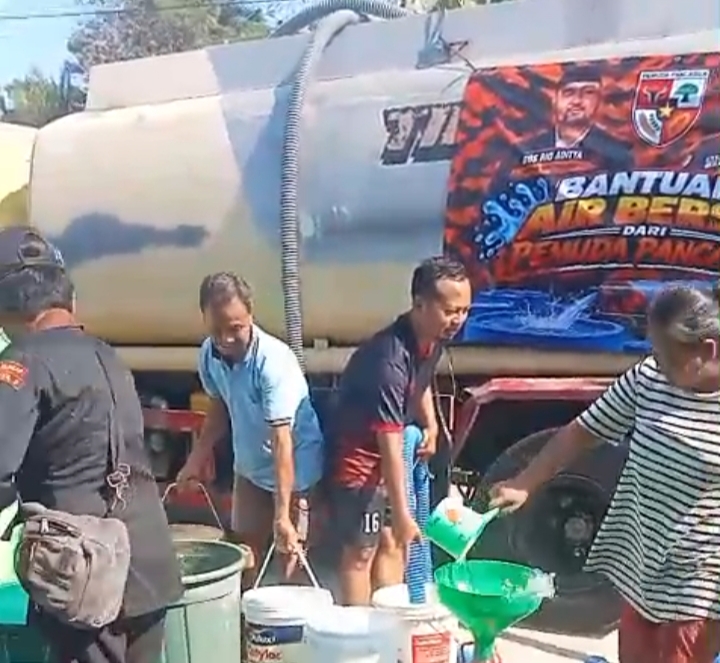 Peduli Kekeringan, MPC Pemuda Pancasila Cilacap Salurkan Bantuan 8.000 Liter Air Bersih di Desa Kalijeruk