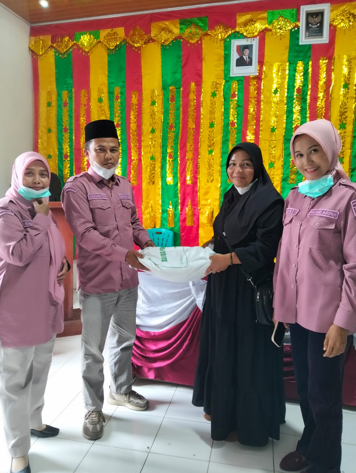 Pemerintah Nagari Aripan Distribusikan Bantuan Pangan untuk 790 KK