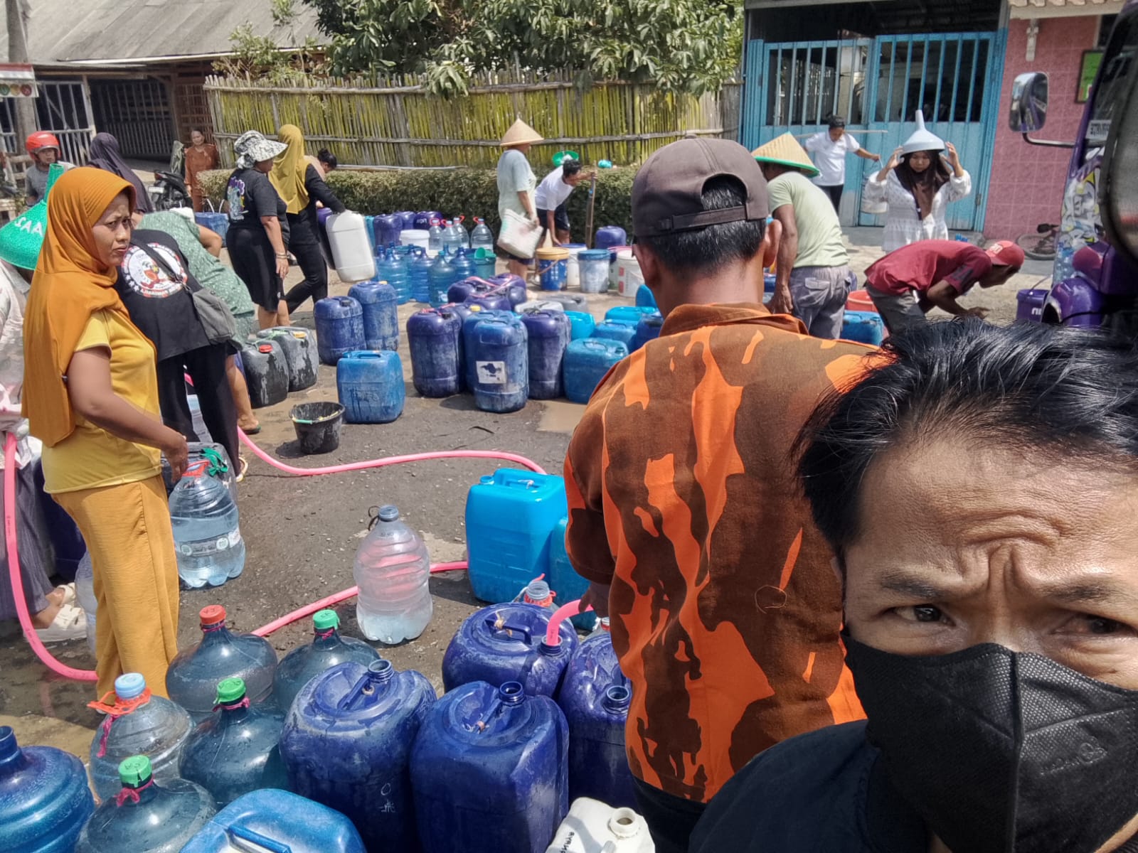 Atasi Kekeringan, Pemuda Pancasila Salurkan 9.500 Liter Air Bersih untuk Warga Kubangkangkung