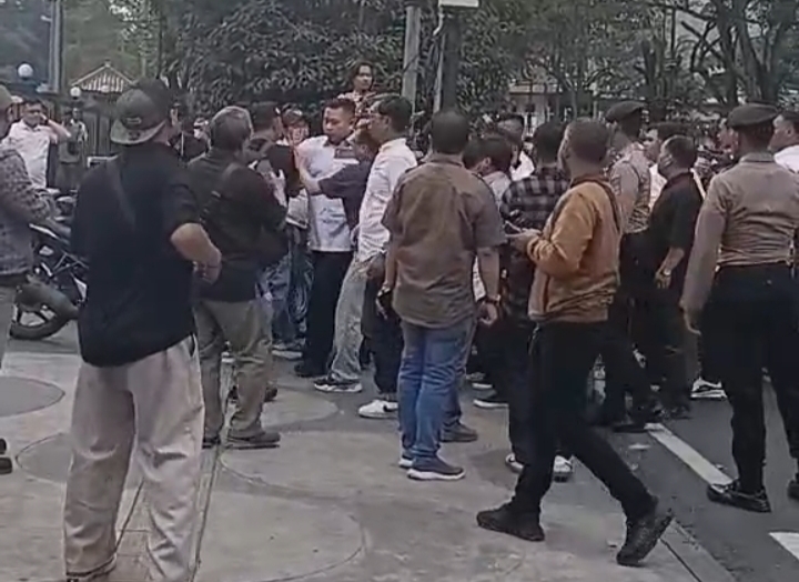 Kisruh, Usai Sidang PT. DBS, HP Milik Wartawan Diduga Di Rampas Oknum