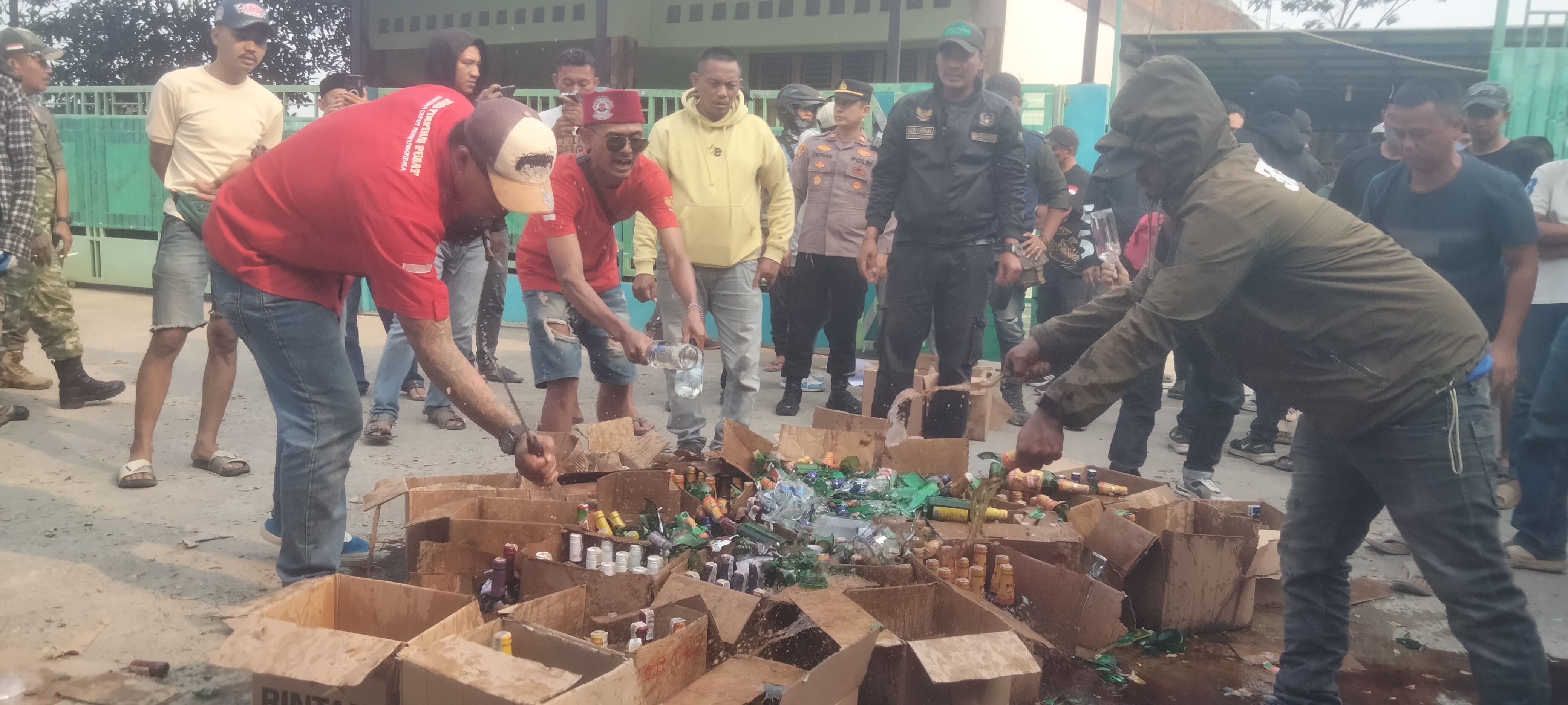 Aliansi Ormas Dan Warga Desa Solokanjeruk Geruduk  Rumah Penjual Miras & Obat Di Jalan Citarik