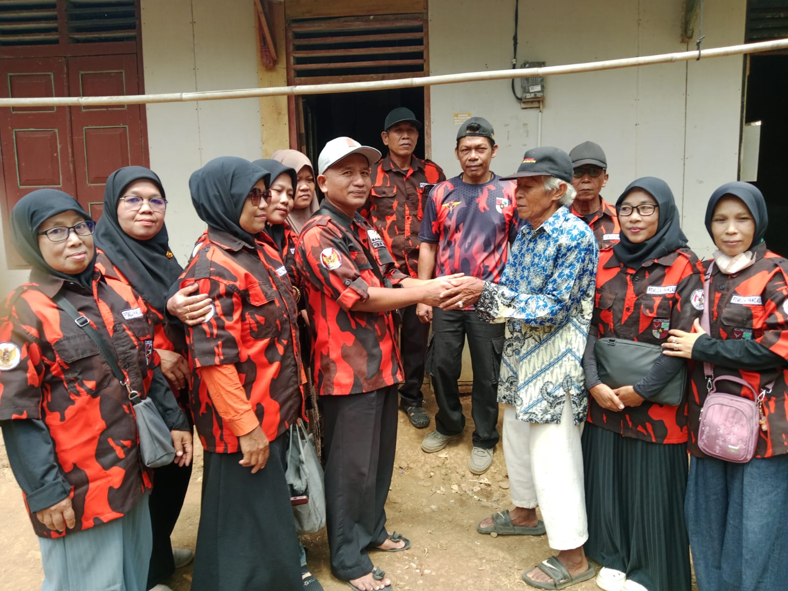​Wujud Nyata Kepedulian Sosial, PAC Pemuda Pancasila Nusawungu Bersama Korwil II Cilacap Kunjungi Keluarga Korban KM Virga