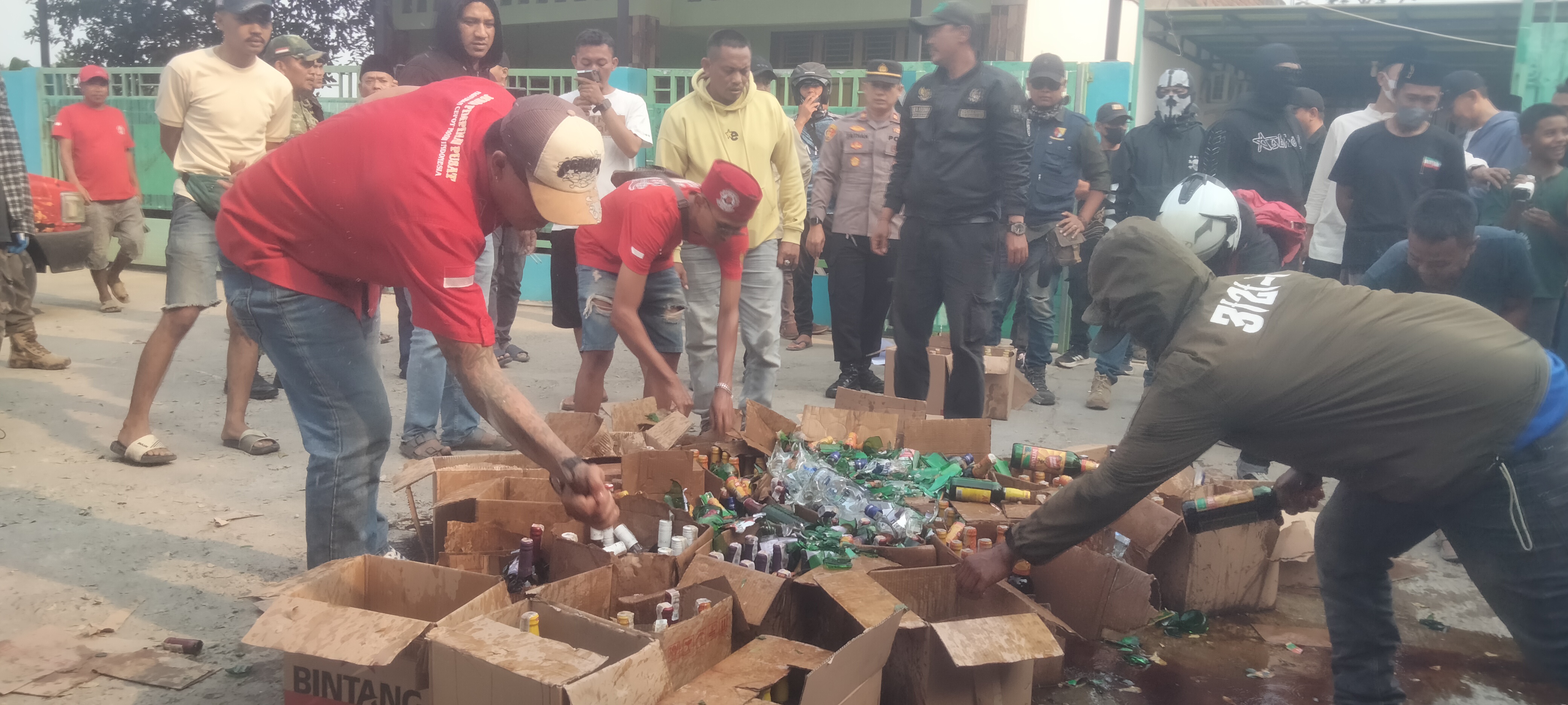 ‎Masyarakat Dan Aliansi Ormas Pertanyakan  Hukum Pengeroyokan &  Pemilik Miras dan Obat - Obatan