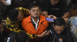 Mantan Menteri Pertanian Syahrul Yasin Limpo mengenakan rompi tahanan KPK usai konferensi pers penahanan dirinya di Gedung Merah Putih KPK, Jakarta, 13 Oktober 2023. ANTARA FOTO/Indrianto Eko Suwarso/foc.