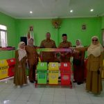 Kades Gunung Leutik Ciparay Beri Bantuan Tempat Sampah Kepada 6 SDN