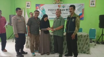 Pemdes Gunungleutik Ciparay Salurkan BLT DD Kepada 32 KPM