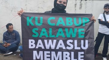 Dalam Unras Di KPU & BAWASLU  Muncul Slogan  “Bupati Salawe BAWASLU Membele”