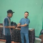 Kades Sukamaju Kec. Majalaya Bagikan Beras Hasil Panen Tanah Carik Desa Kepada Warga Tidak Mampu