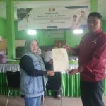 ATR/BPN Dan Pemdes Mekarlaksana Ciparay Bagikan Sertifikat PTSL