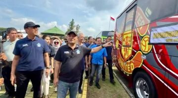 Mudik ke Inggris?”: Kelakar Ahmad Luthfi Saat Lepas Bus Manchester United di Mudik Gratis Jateng