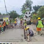 Proyek Preservasi Jalan Kalijeruk-Sarwadadi Capai Progres 50%, Warga Setempat Ikut Dilibatkan