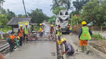 Proyek Preservasi Jalan Kalijeruk-Sarwadadi Capai Progres 50%, Warga Setempat Ikut Dilibatkan
