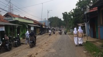 Proyek Sekolah Rakyat Majenang Dikeluhkan, Ceceran Lumpur PT Wika Ancam Nyawa Pengguna Jalan